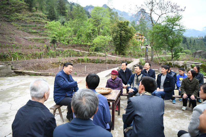 2019年4月15日至17日，中共中央總書記、國家主席、中央軍委主席習(xí)近平在重慶考察，并主持召開解決“兩不愁三保障”突出問題座談會。這是4月15日下午，習(xí)近平在石柱土家族自治縣中益鄉(xiāng)華溪村同村民代表、基層干部、扶貧干部、鄉(xiāng)村醫(yī)生等圍坐在一起，共話脫貧攻堅。新華社記者 謝環(huán)馳 攝